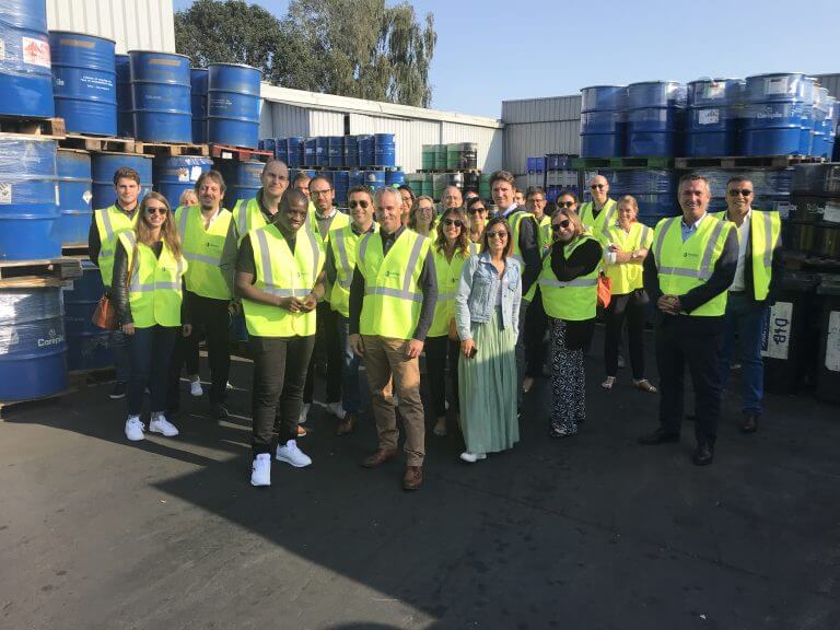 Les équipes marketing de Duracell visitent un centre de recyclage de piles.